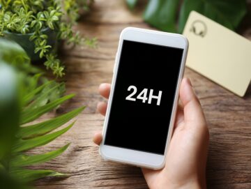スマートフォン画面に24Hと表示されいつでも対応可能な利便性と安心感を伝えるサービスイメージ