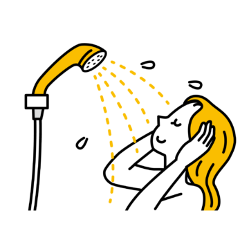 シャワーを浴びる女性
